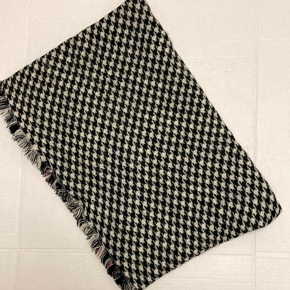 🎉10 for $10🎉ICING Reversible Shawl/Scarf. - Picture 3 of 8